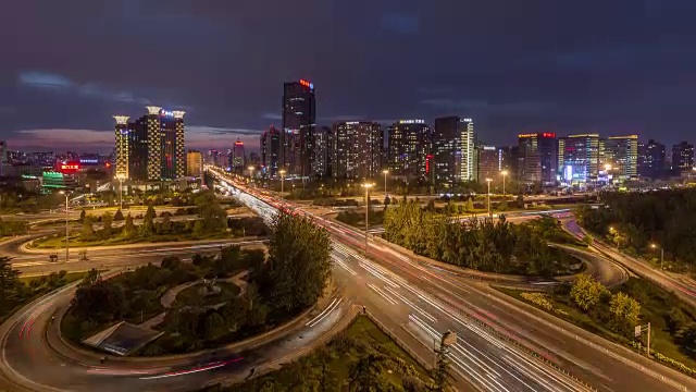 时间流逝-道路交叉口，从黄昏到夜晚，北京，中国