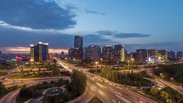 詳情圖-時間流逝-道路交叉口，從黃昏到夜晚，北京，中國