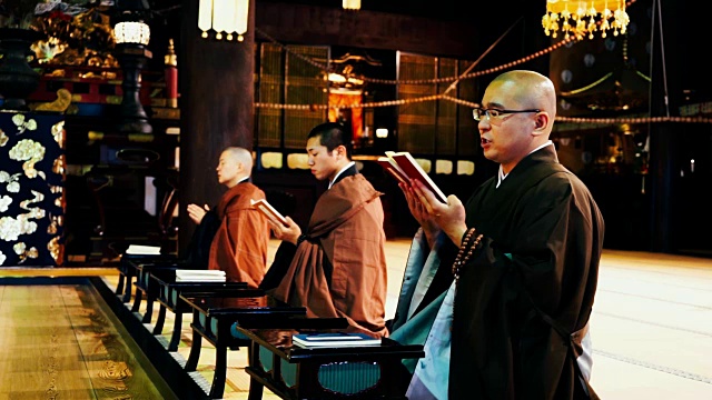 和尚们在日本寺庙里祈祷