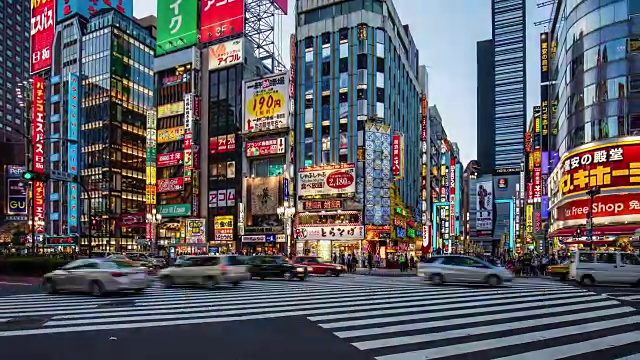 黄昏时分，新宿的时光流逝