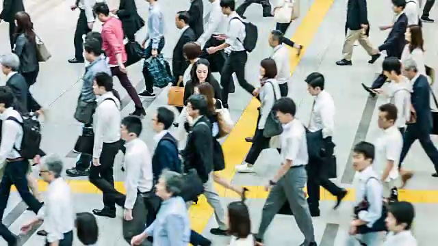 詳情圖-一名日本婦女在通勤者的包圍下打電話