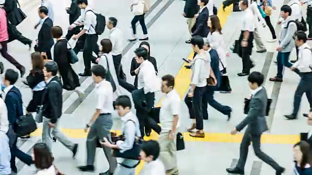 詳情圖-一名日本婦女在通勤者的包圍下打電話