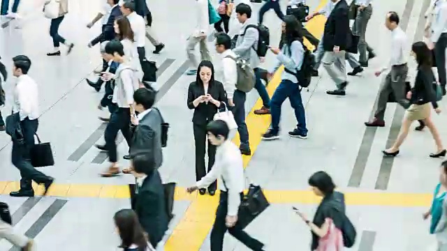 詳情圖-一名日本婦女在通勤者的包圍下打電話