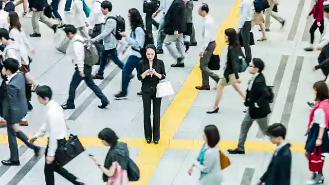 詳情圖-一名日本婦女在通勤者的包圍下打電話