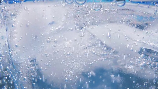 苏打水里的冰块