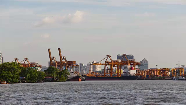 时光流逝湄南河俯瞰客轮