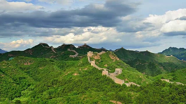 详情图-万里长城在阳光明媚的日子里，时光流逝，放大
