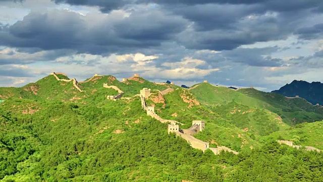 详情图-万里长城在阳光明媚的日子里，时光流逝，放大