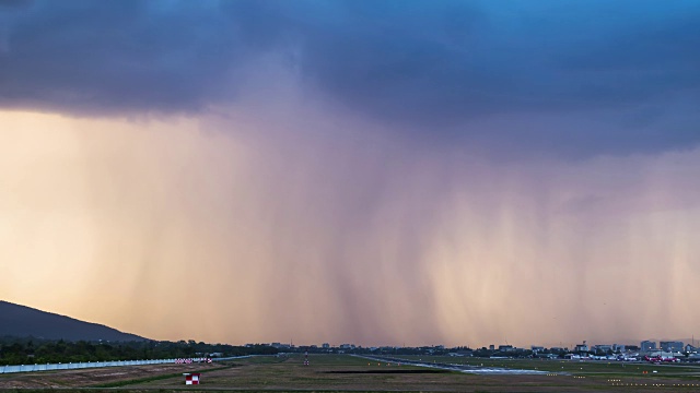 暴雨云，暴雨，清迈国际机场