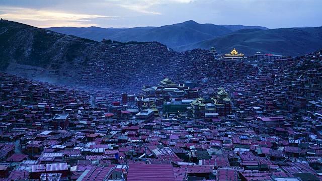 Larung Gar(Larung Five Sciences Buddhist Academy)。这是中国四川色达著名的喇嘛庙。