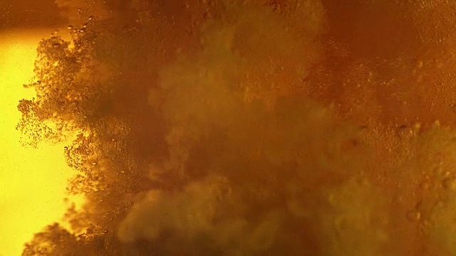 啤酒的泡沫非常近