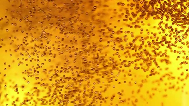 啤酒的泡沫非常近