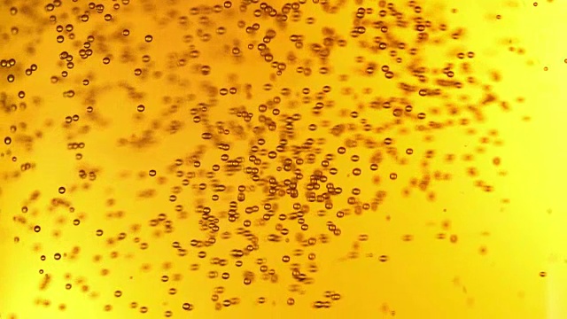 詳情圖-啤酒的泡沫非常近