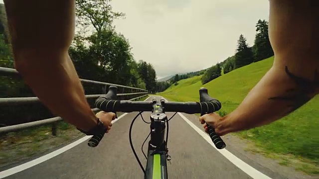 POV骑着公路赛车