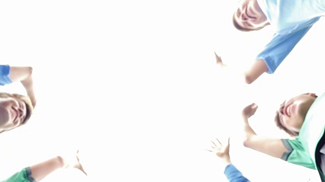 詳情圖-不同的初中足球隊(duì)員手拉著手?jǐn)D在一起