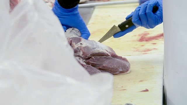 屠夫切猪肉，生肉，工厂生肉，屠夫，新鲜猪肉，屠夫肉片