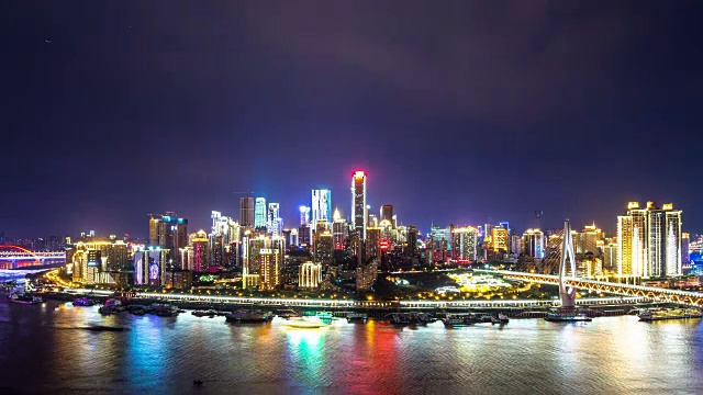 从河边看重庆的夜景和天际线。间隔拍摄