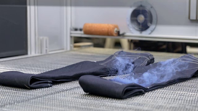用激光机批量生产撕牛仔裤
