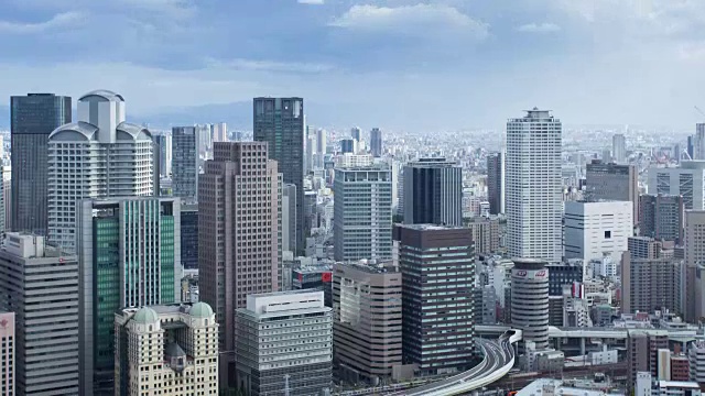 鸟瞰图时间流逝的大阪城市景观与云移动