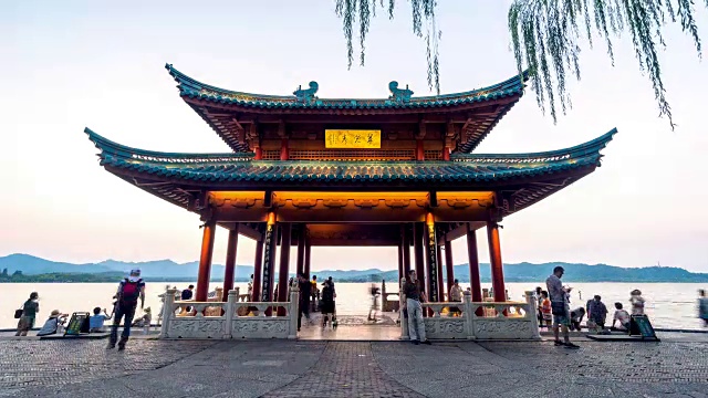 杭州西湖旁的古建筑。时间从早到晚