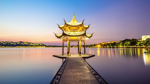 杭州西湖的古建筑。时间从早到晚