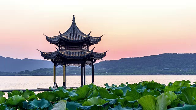 杭州西湖的古建筑。时间从早到晚