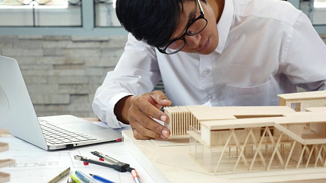 建筑师手工检查人工模型的特写，设计