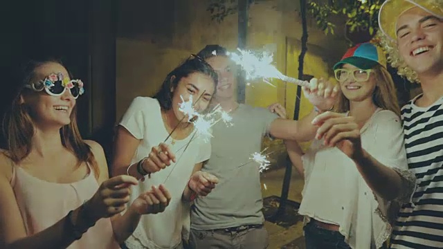 詳情圖-超級派對:朋友們在大街上狂歡