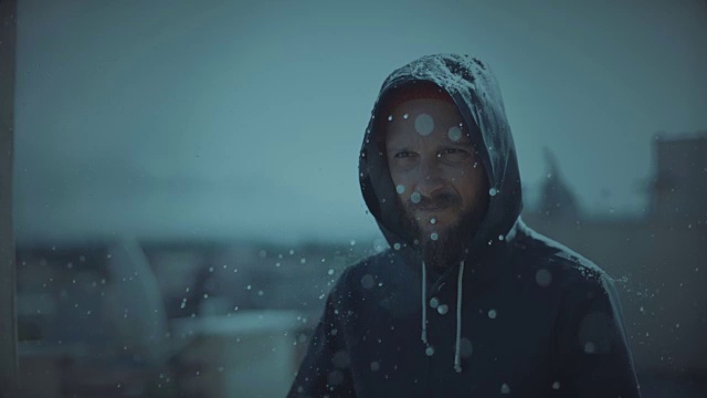 暴风雨下的人