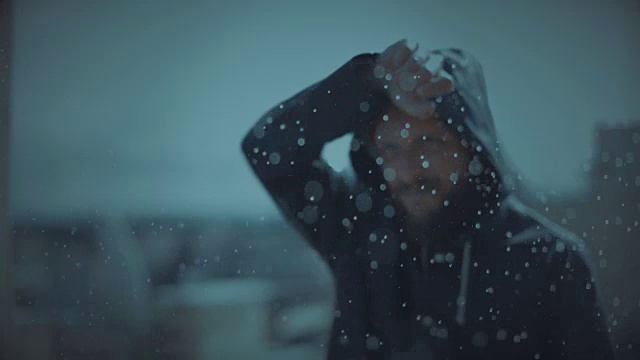 詳情圖-暴風(fēng)雨下的人