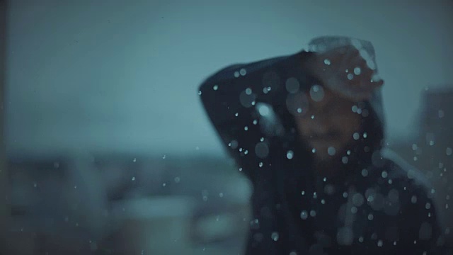 詳情圖-暴風(fēng)雨下的人