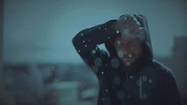 詳情圖-暴風(fēng)雨下的人
