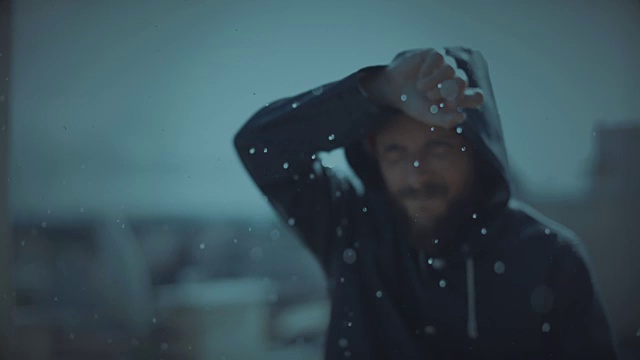 詳情圖-暴風(fēng)雨下的人