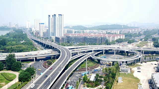 交通在沈阳路口。实时