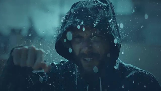 暴风雨下的人