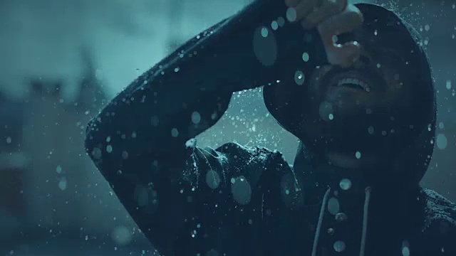 詳情圖-暴風雨下的人