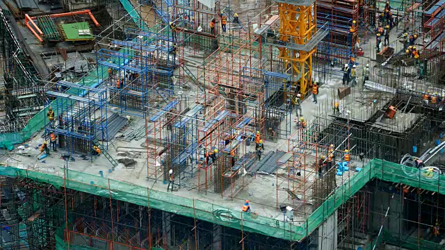 延时起重机正在施工和建造中