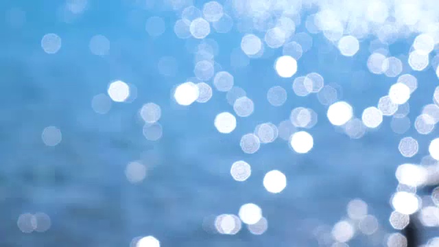 阳光在水面上闪闪发光
