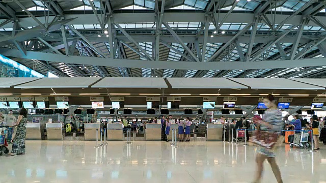 旅客在機(jī)場(chǎng)登記大廳擁擠