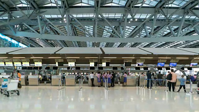 詳情圖-旅客在機(jī)場登記大廳擁擠