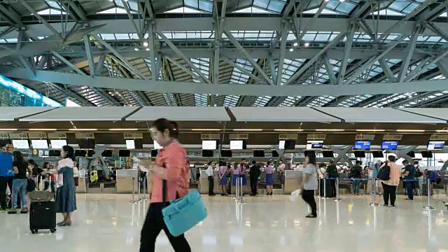 詳情圖-旅客在機(jī)場登記大廳擁擠