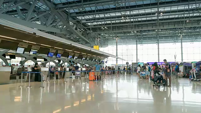旅客在机场登记大厅拥挤