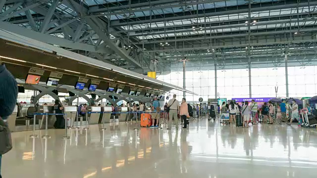 详情图-旅客在机场登记大厅拥挤