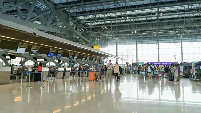 详情图-旅客在机场登记大厅拥挤