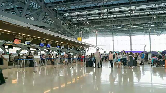 详情图-旅客在机场登记大厅拥挤
