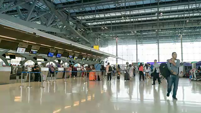 详情图-旅客在机场登记大厅拥挤