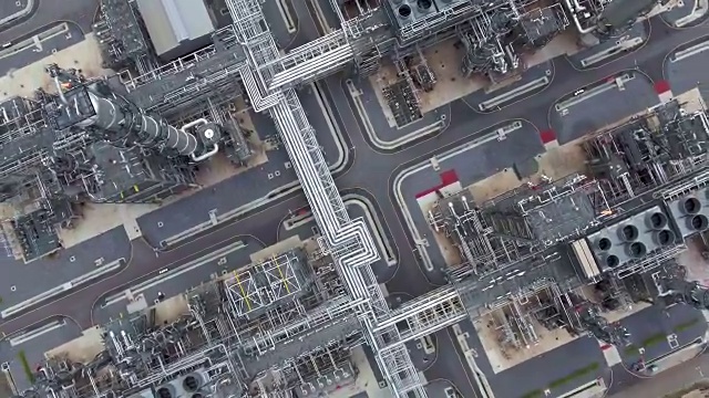 大型炼油厂设施鸟瞰图