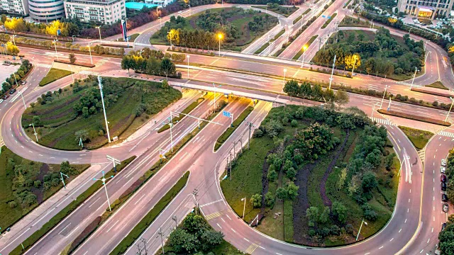重庆道路交叉口夜间交通状况。间隔拍摄