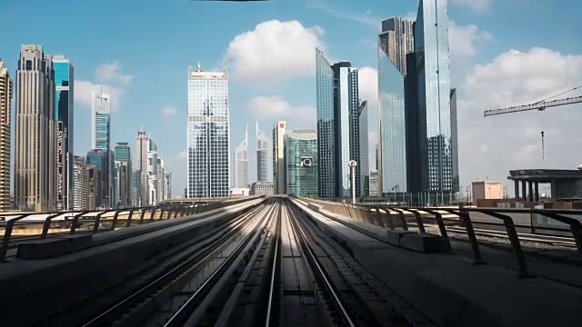 详情图-时光流逝地铁穿越迪拜市中心