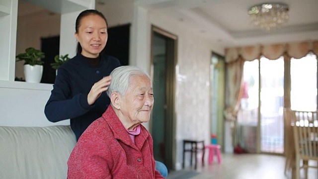 照顾老年妇女梳头